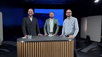 Værten Esben Skrumsager i TV-studiet sammen med Peter og Martin