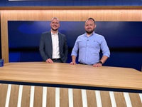 Værten Esben Skrumsager i TV-studiet sammen med Peter Prøver