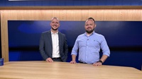 Værten Esben Skrumsager i TV-studiet sammen med Peter Prøver