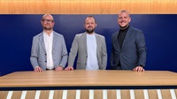 Værten Esben Skrumsager i TV-studiet sammen med Peter og Martin