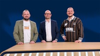 Værten Esben Skrumsager i TV-studiet sammen med Peter og Thorsted